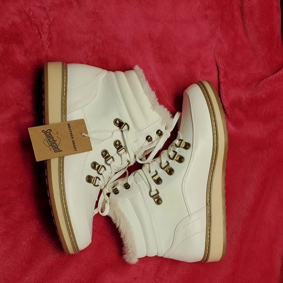 New White Mountain Women's Tamasha Winter Boots, Size 8 (see notes), color White - Picture 2 of 4